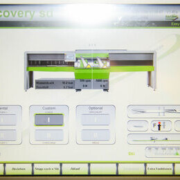 Discovery-Software HMI-Bildschirm, der ein grünes servicemaschinenschema und Bedienfeldeinstellungen anzeigt.